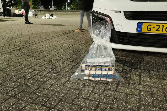 Bestelbus met buitenlanders van de weg gehaald