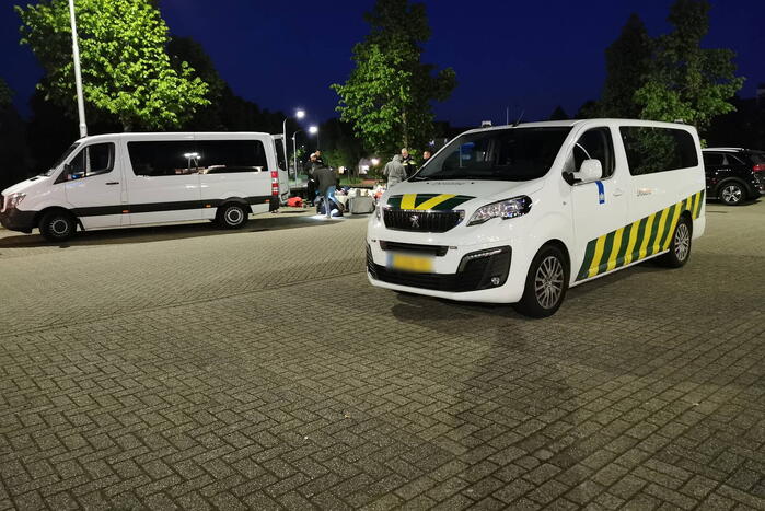 Bestelbus met buitenlanders van de weg gehaald