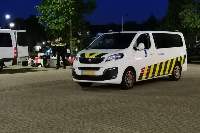 Bestelbus met buitenlanders van de weg gehaald