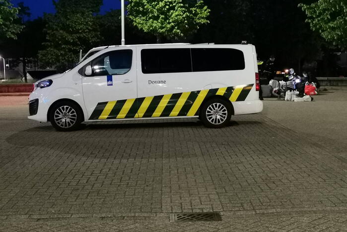 Bestelbus met buitenlanders van de weg gehaald