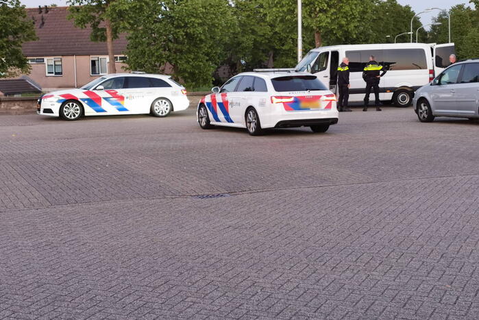 Bestelbus met buitenlanders van de weg gehaald