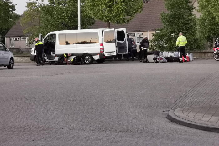 Bestelbus met buitenlanders van de weg gehaald