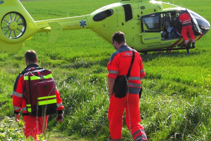 Traumahelikopter landt in weiland