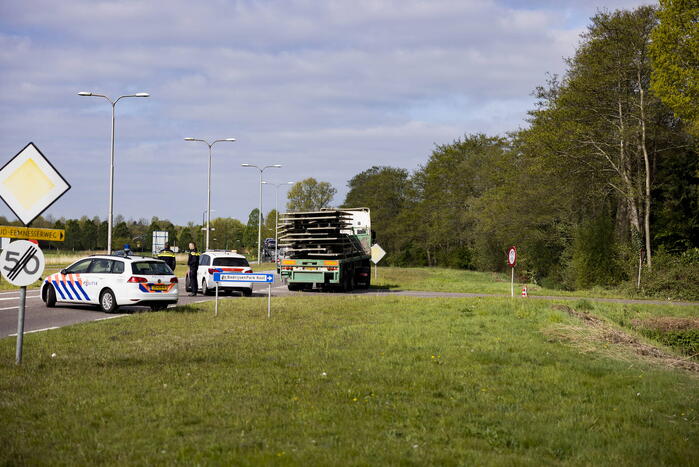 Vrachtwagen strand door vallende betonplaten