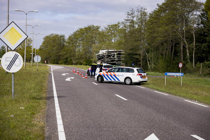Vrachtwagen strand door vallende betonplaten