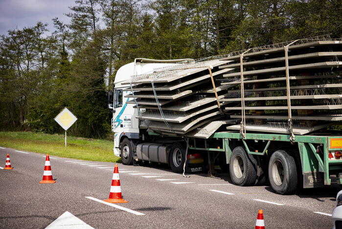 Vrachtwagen strand door vallende betonplaten