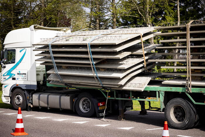 Vrachtwagen strand door vallende betonplaten