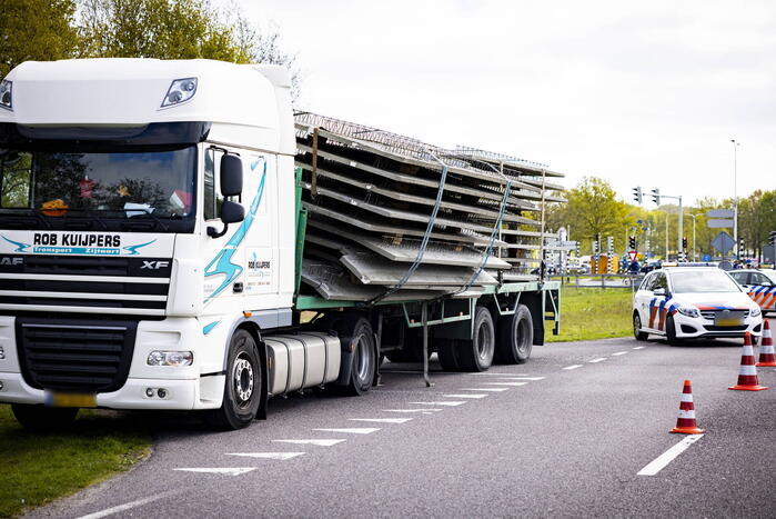 Vrachtwagen strand door vallende betonplaten