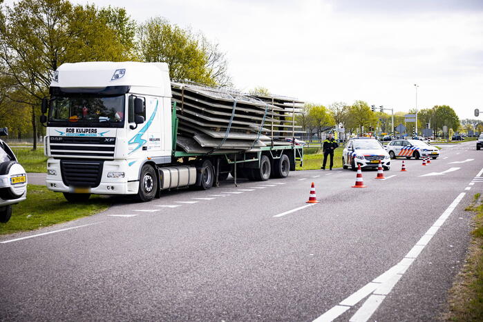 Vrachtwagen strand door vallende betonplaten