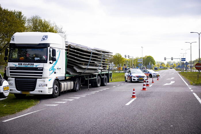 Vrachtwagen strand door vallende betonplaten