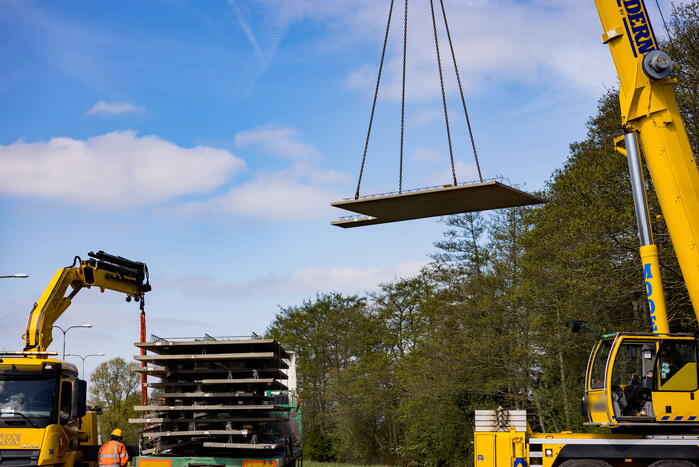 Vrachtwagen strand door vallende betonplaten