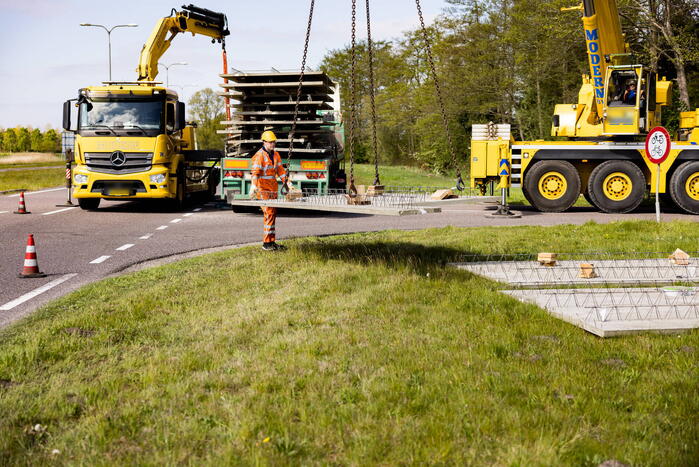 Vrachtwagen strand door vallende betonplaten
