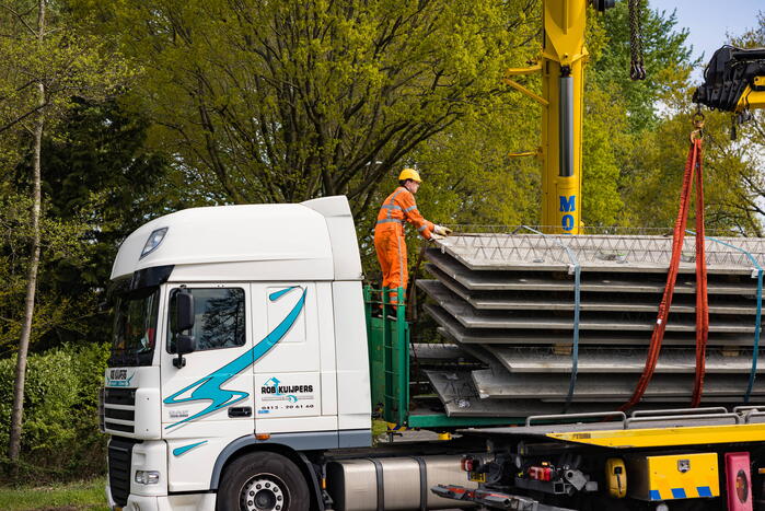 Vrachtwagen strand door vallende betonplaten