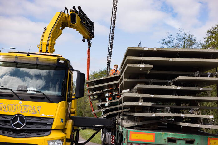 Vrachtwagen strand door vallende betonplaten
