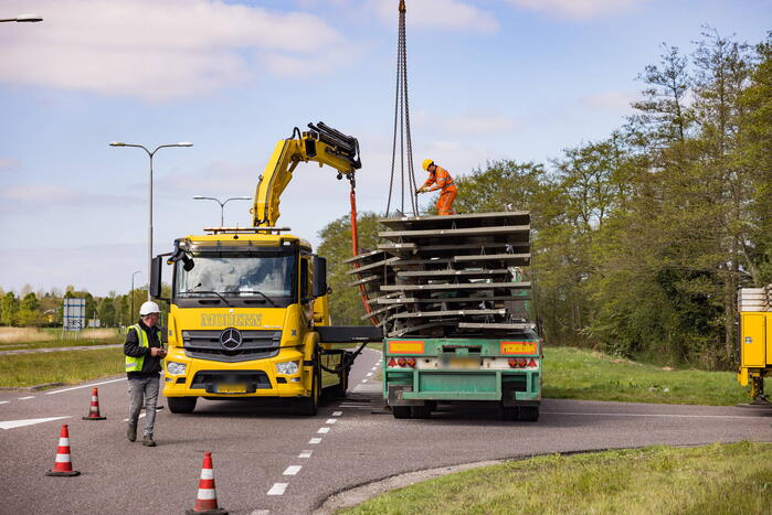 Vrachtwagen strand door vallende betonplaten
