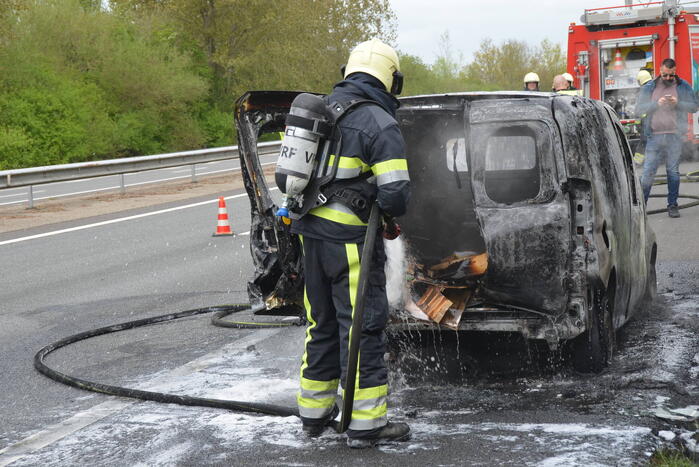 Bestelbus vliegt in brand tijdens testrit