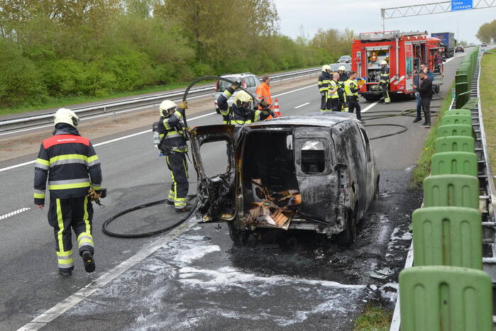 Bestelbus vliegt in brand tijdens testrit