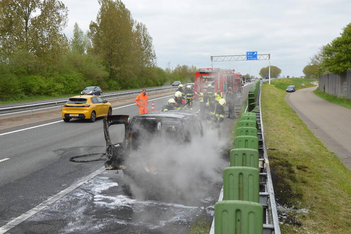 Bestelbus vliegt in brand tijdens testrit