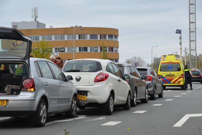 Vier auto's betrokken bij kop-staartbotsing