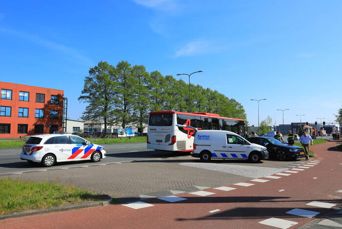 Streekbus en auto botsen op elkaar