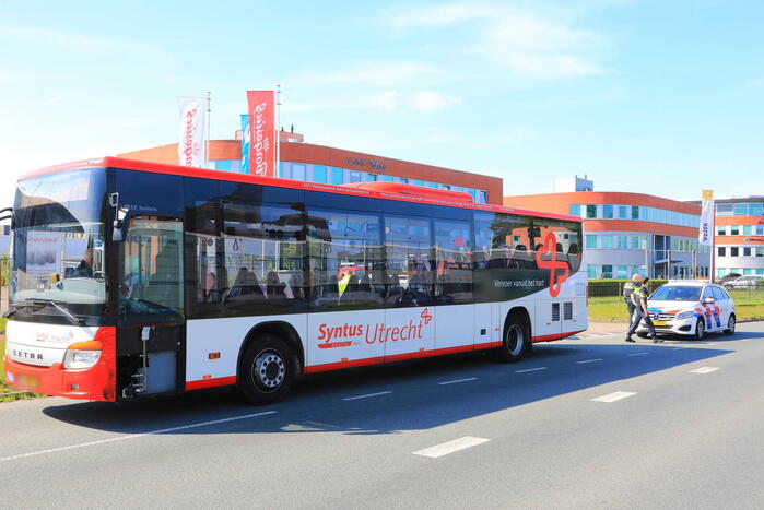 Streekbus en auto botsen op elkaar