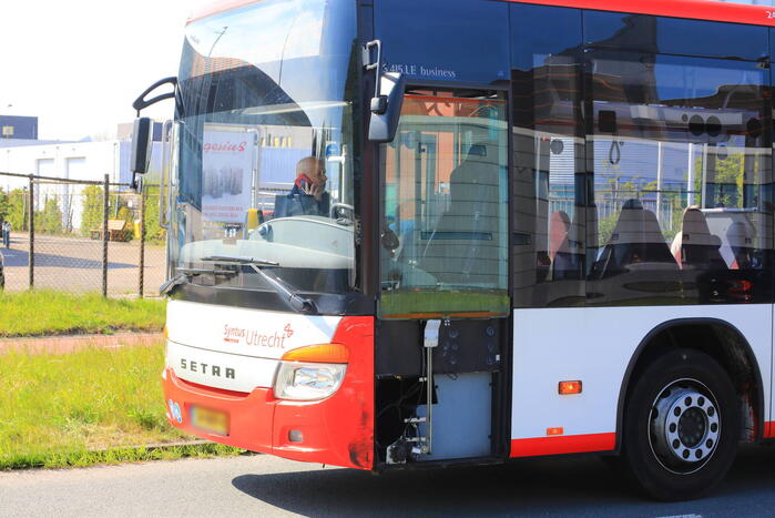 Streekbus en auto botsen op elkaar