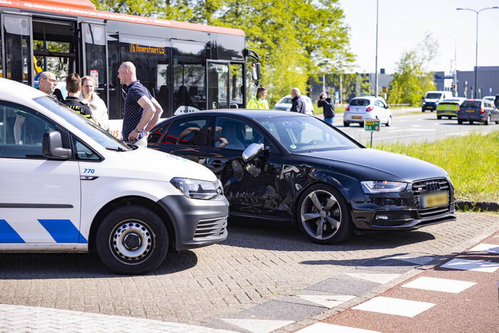 Streekbus en auto botsen op elkaar