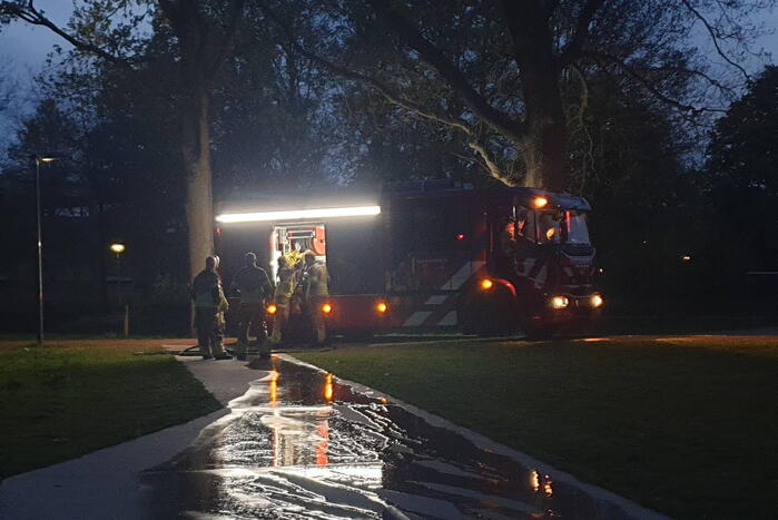 Brandweer blust brandende prullenbak
