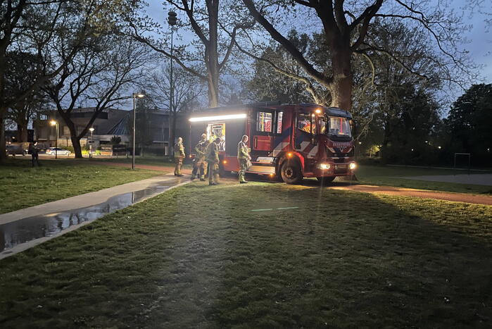 Brandweer blust brandende prullenbak