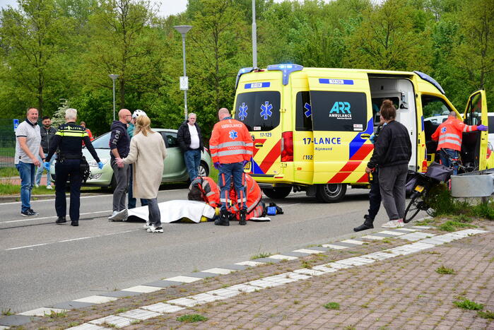 Fietsster zwaargewond bij botsing met auto