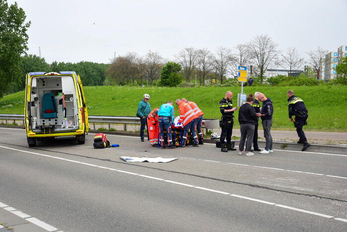 Fietsster zwaargewond bij botsing met auto
