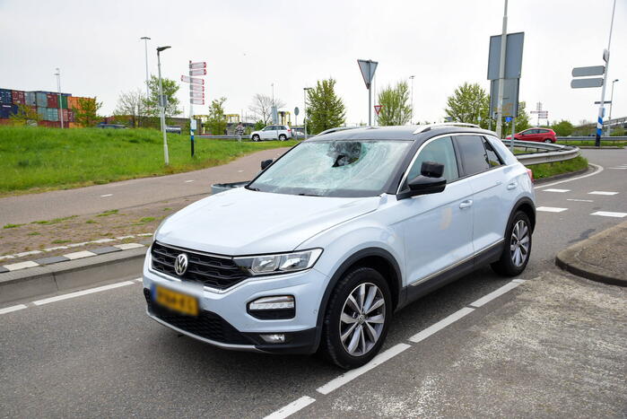 Fietsster zwaargewond bij botsing met auto