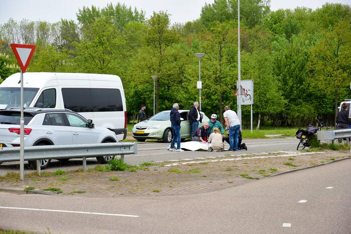 Fietsster zwaargewond bij botsing met auto