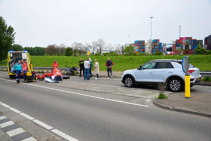 Fietsster zwaargewond bij botsing met auto