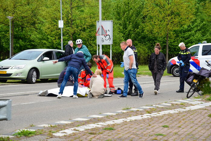Fietsster zwaargewond bij botsing met auto