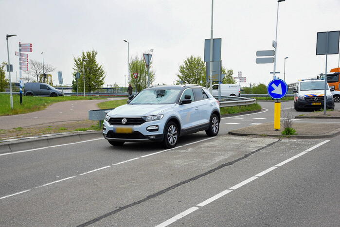 Fietsster zwaargewond bij botsing met auto