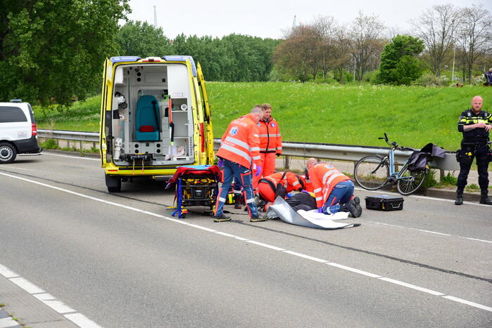 Fietsster zwaargewond bij botsing met auto