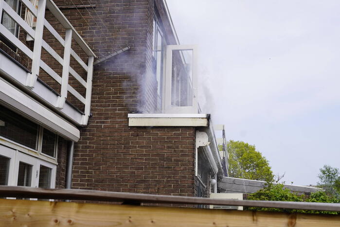 Brand in dak van woningaanbouw