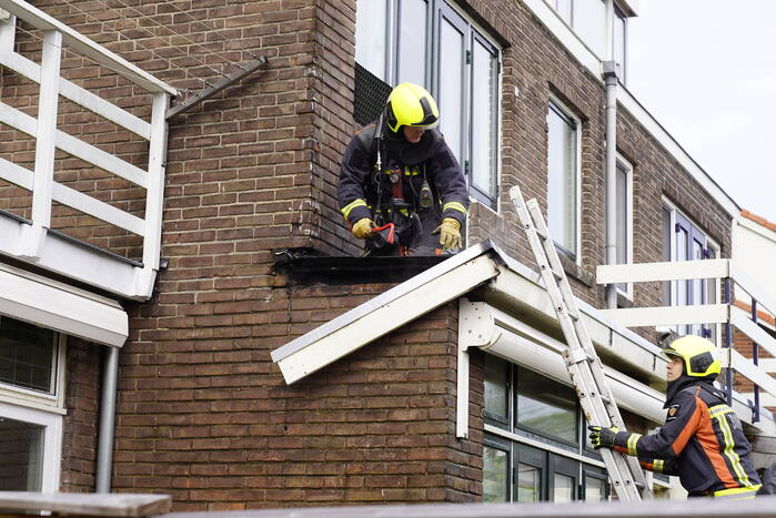 Brand in dak van woningaanbouw