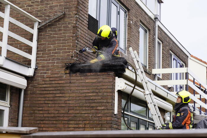 Brand in dak van woningaanbouw