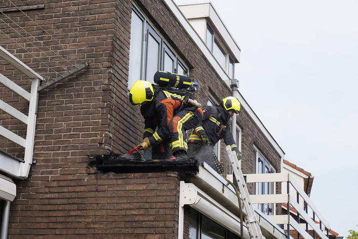 Brand in dak van woningaanbouw