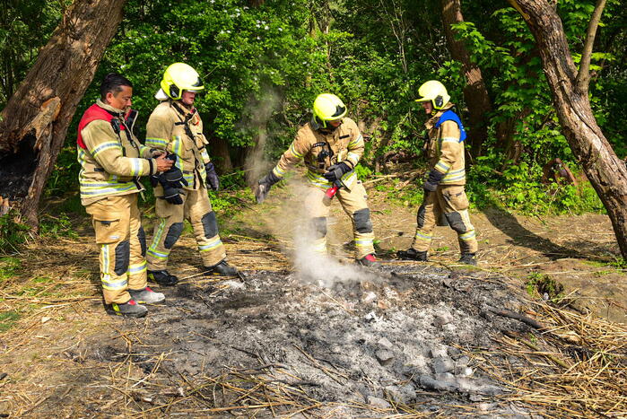 Brandweer blust kampvuur