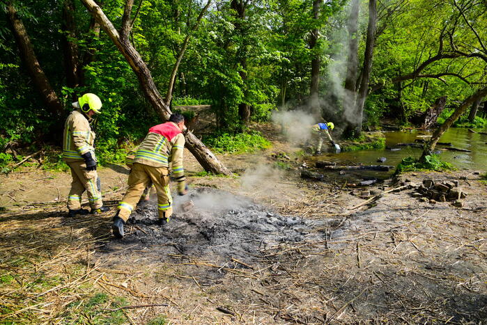 Brandweer blust kampvuur
