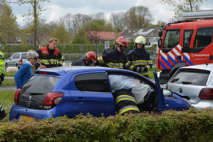 Bestuurder bekneld bij kop-staart botsing