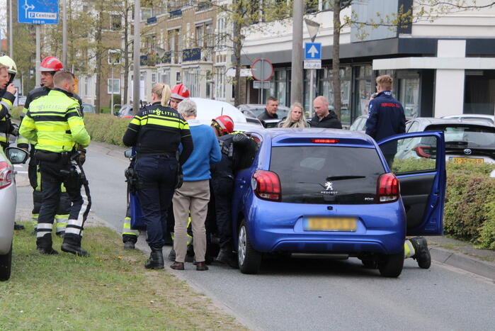 Bestuurder bekneld bij kop-staart botsing