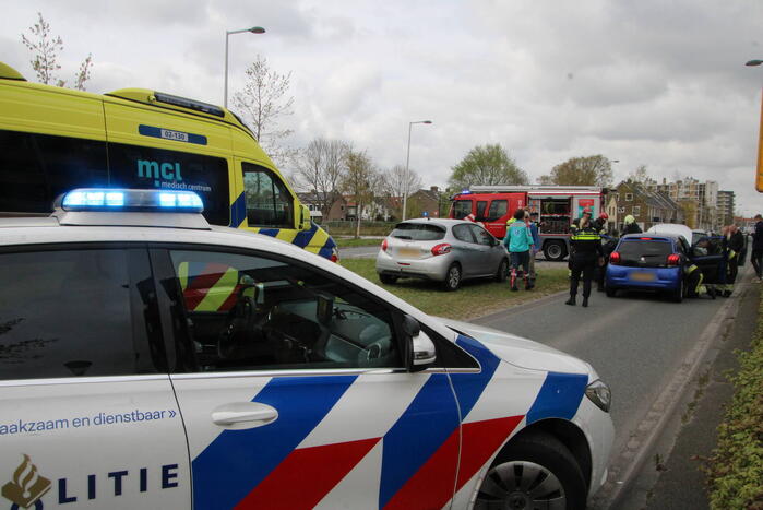 Bestuurder bekneld bij kop-staart botsing