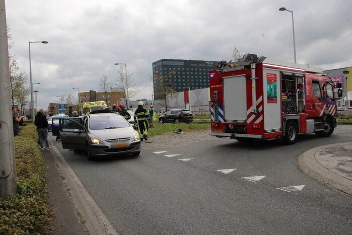 Bestuurder bekneld bij kop-staart botsing