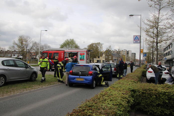 Bestuurder bekneld bij kop-staart botsing