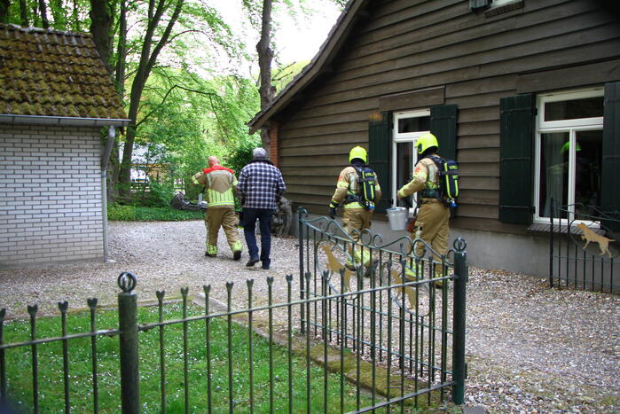 Brandweer controleert schoorsteen na brand