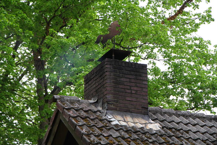 Brandweer controleert schoorsteen na brand